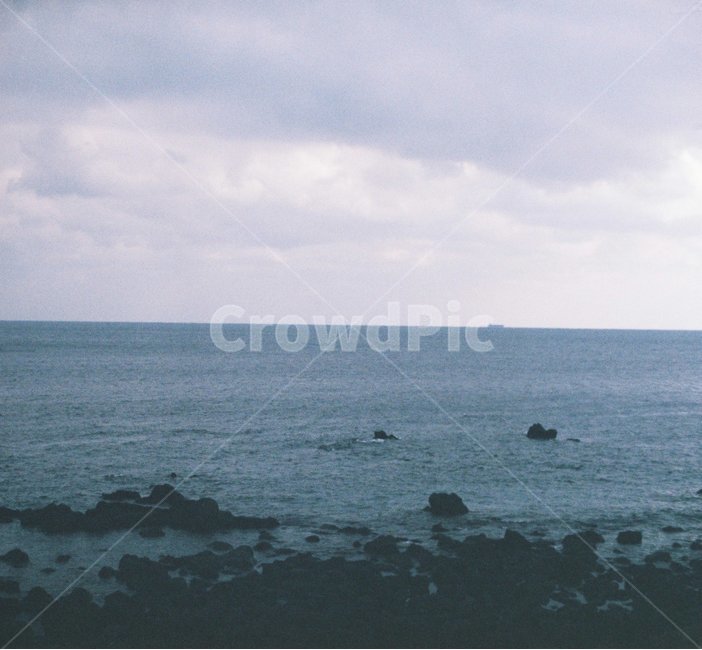 푸른바다,바다,파도,제주도바다,하늘,필름사진,자연,풍경,nature,landscape,한국자연풍경,한국자연경관,korea nature landscape,해변,바다,beach,sea,제주도,jeju,jeju island,감성,sensible,feeling,promontory,곶,outdoors,옥외,water,물,ocean,대양