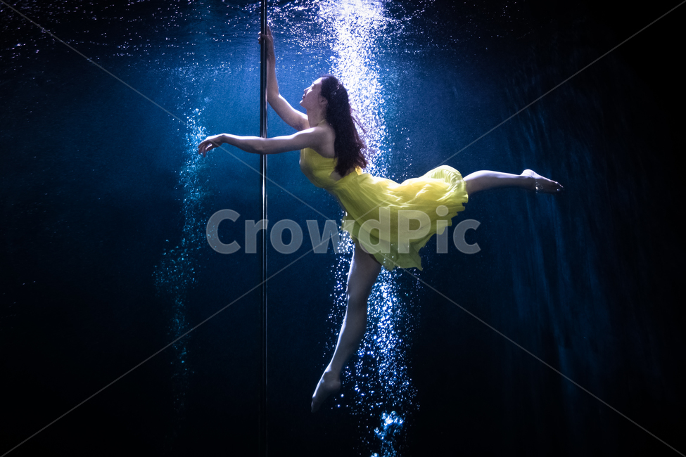 폴댄스,수중폴댄스,바디프로필,poledance,서커스,수중운동,노란원피스,leisureactivities,레저활동,사람,인물,인간,human,person,여성,여자,woman,female,lady