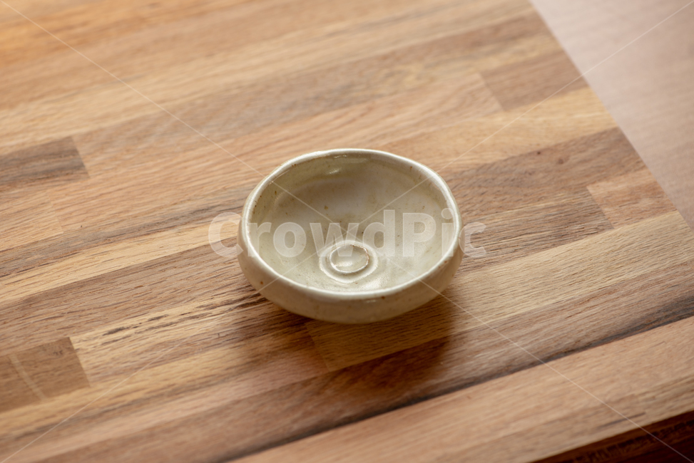 종지,종지그릇,그릇,나무패턴,나무도마,나무테이블,패턴,전통,전통그릇,전통종지,정갈한,깔끔한,사물,물건,오브젝트,thing,object,matter
