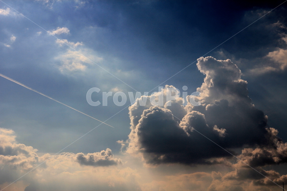 cloud,cloud background,blue sky,contrail,sunlight,shadow,clear sky,clear,cream,Sky of Autumn