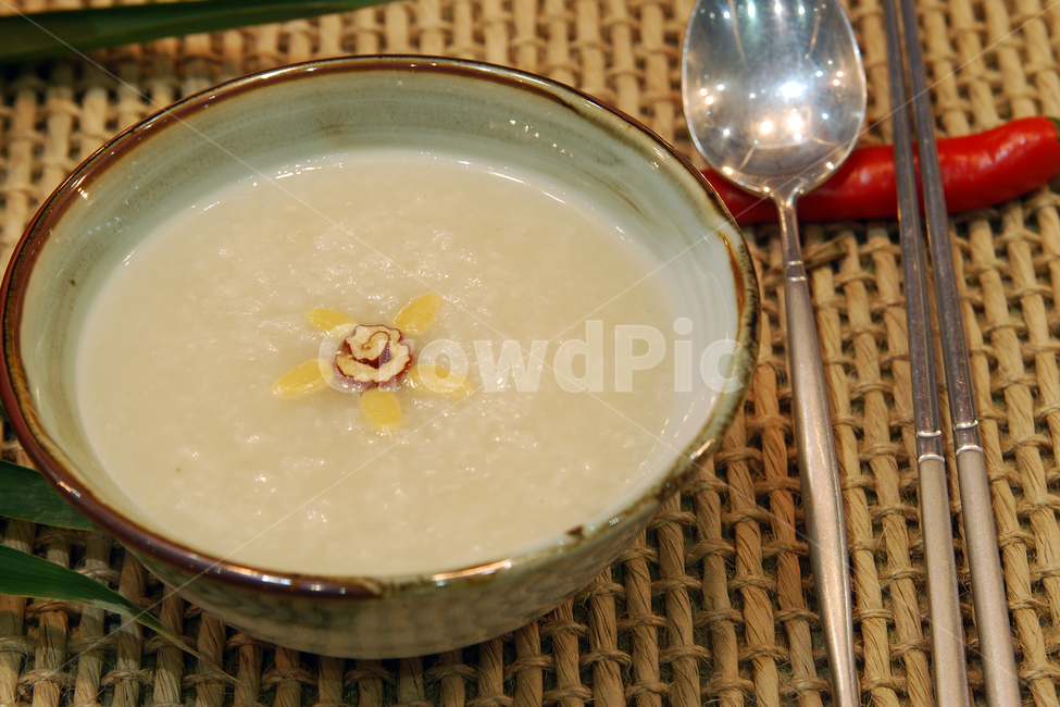 죽,음식,한식,식사,전통,한국,한국전통,전통음식,한국음식,수저,젓가락,식탁,잣,대추,그릇,한국전통,한국문화,korean traditional,korean culture,음료수,drink,beverage