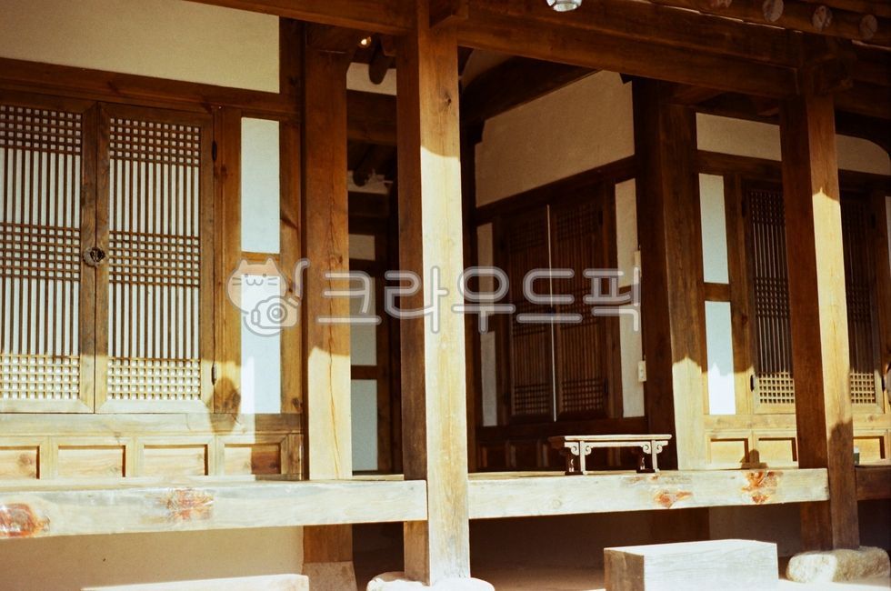 한옥,전통가옥,전통건축,한국전통,한국문화,마루,대청마루,목조건축,목조주택,기둥,문살문,전통문,한옥외관,건축외관,건축디테일,목재,나무,고택,옛집,전통미,고즈넉함,고풍스러움,햇살,자연광,따뜻한분위기,감성,필름감성,문화유산,건축,외관,전통마을,한국,실외,관광,한옥마당,주거공간,전통풍경,구조미,한옥디테일