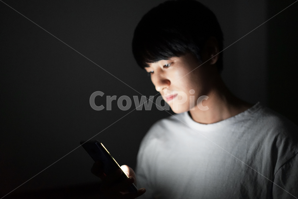 중독,게임중독,스마트폰중독,스마트폰,남자,밤,어둠,빛,전자파,게임,밤샘,addiction,smartphone,game,man,night,light,electromagnetic,사람,인물,인간,human,person,남성,남자,man,male,정보통신기술,전자기기,전자제품,it,information,technology,electronic equipment