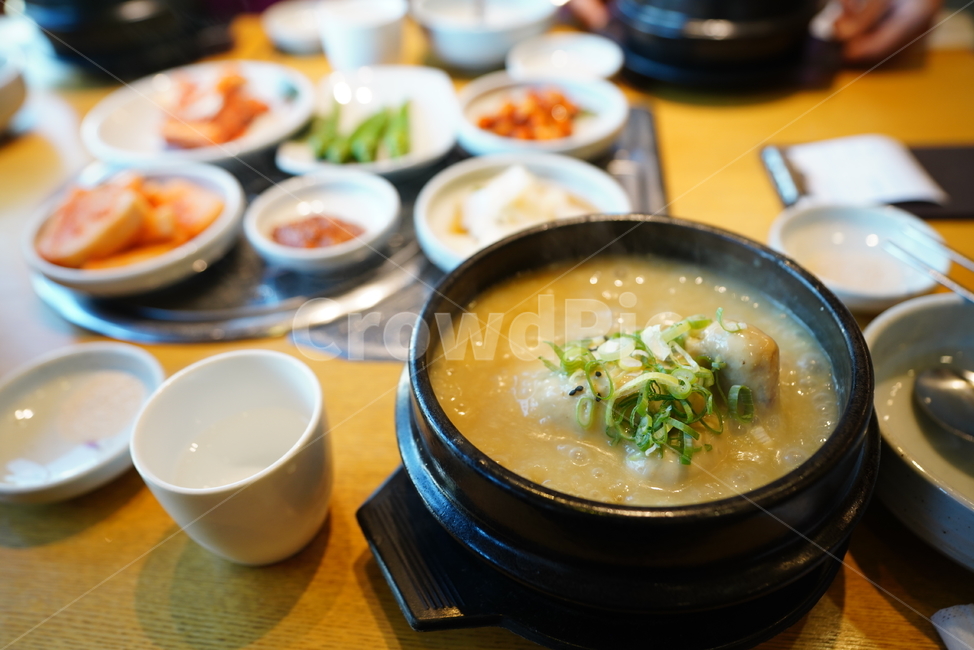 보양식,닭,탕,요리,삼계탕,국물,먹거리,음식,푸드,한식,뚝배기,건강,식사,음식,식재료,요리,food,cook,meal,dishes,food reserves,한식,한국음식,한국요리,korean food,korean dishes,korean meal,korean cook