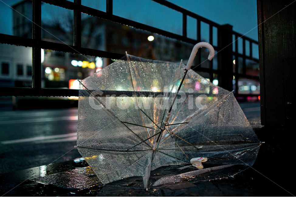 비오는날,야경,밤,밤사진,저녁사진,어두운사진,야경,밤,풍경,nightscape,night,landscape,감성,sensible,feeling,비,비오는날,rain,rainy,사물,물건,오브젝트,thing,object,matter,umbrella,우산,canopy,천개