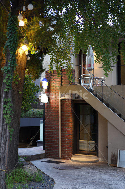 거리,저녁,문,가게,상점,입구,야경,밤,풍경,nightscape,night,landscape,건축물,건물외관,exterior,building,structure,architecture,construction,banister,난간,handrail