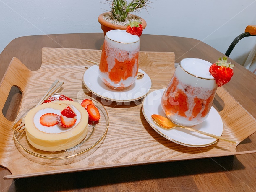 카페,딸기롤케이크,딸기,딸기라떼,딸기음료,음식,식재료,요리,food,cook,meal,dishes,food reserves,디저트,간식,후식,dessert,snack,음료수,drink,beverage