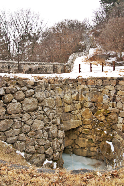 수문,남한산성,성곽,성벽,조선시대,돌담,유적,겨울,계절,winter,season,랜드마크,landmark,tourist attraction,한국랜드마크,한국관광지,한국명소,korea landmark,korea tourist attraction,건축물,건물외관,exterior,building,structure,architecture,construction