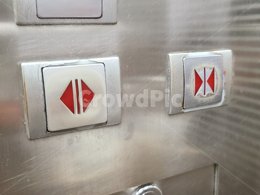 엘리베이터,엘레베이터,버튼,열림,닫힘,문,elevator,up,올라가다,내려가다,문열림,문닫힘,손자국,흔적,낡은,old,승강기,누르다,open,close,아파트,건물
