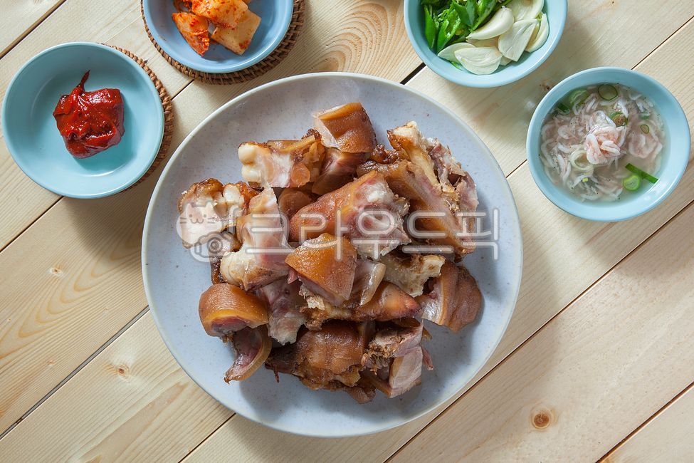pepper,Pigs Feet,plate,Bossam,pork,pig,front leg meat,Jokbal Bossam,mini people,Korean food,mini pigs feet,cooking,Bossam Jokbal,Seasoned pigs feet,garlic,Salted Shrimp,Pork feet,spicy pigs feet,folk food,restaurant,salted shrimp,food,meal,square,meat,muk
