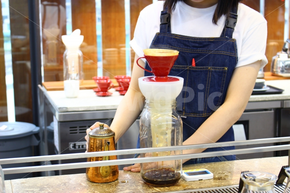 커피,카페,스페셜티,로스터리,인테리어,맛집,coffee,cafe,specialty,roastery,바리스타,드립커피,핸드드립,사람,사람,인물,인간,human,person,신체일부,몸,body,커피,카페,coffee,cafe