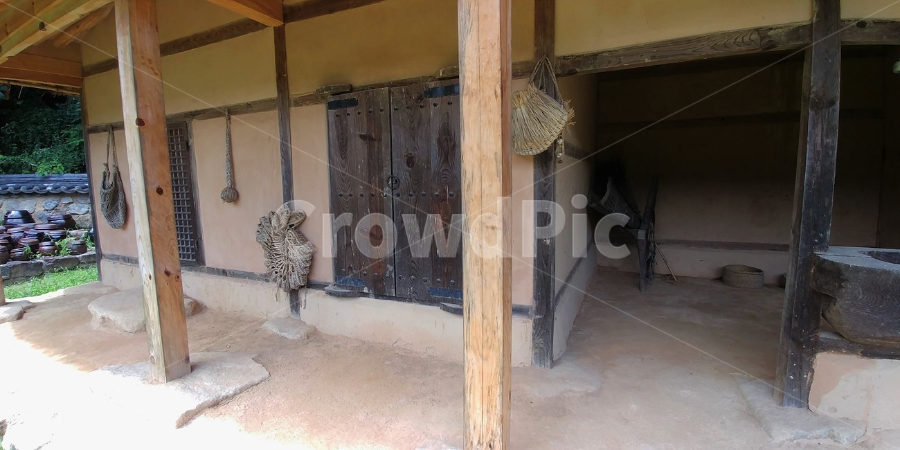 전통가옥,초가집,장독대,짚신,망태기,지게,구유,외양간,둥구미,한국전통,전통문화,한국정서,고향,한국전통,한국문화,korean traditional,korean culture,건축물,건물외관,exterior,building,structure,architecture,construction