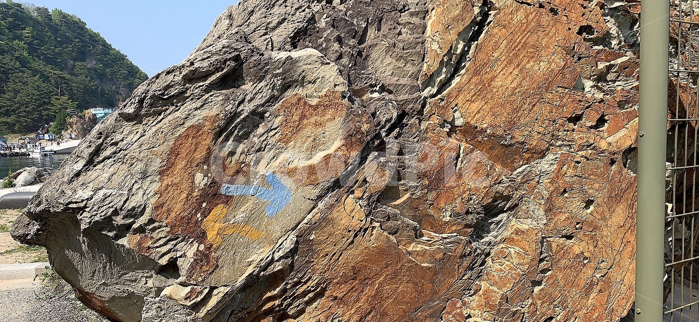 바위,화살표,정동진,돌,낙서,질감,텍스처,texture,stone,rock,방향,디렉션,direction,이정표,방위,지시,기호,선택,출발,지표,길안내,안내,방향성,표지판,마크,표시,제시,길,정보,인포메이션,information,arrow