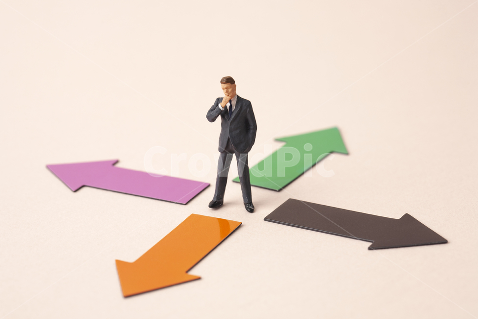 비즈니스,금융,화살표,남자,진로,미래,결정,비즈니스맨,남성,양복,방향,미니어처,백그라운드,배경,아이디어,컨셉,표시,방법,길,웨이,갈등,고민,성공,실패,기로,컬러풀,오브젝트,양방향,갈림길,석세스,도전,성장,사람,이익,크리에이티브,갈래,갈래길,피플,디자인,산업,industry,industrial,비즈니스,사업,business,service,work,연출,컨셉,콘셉,direction,concept