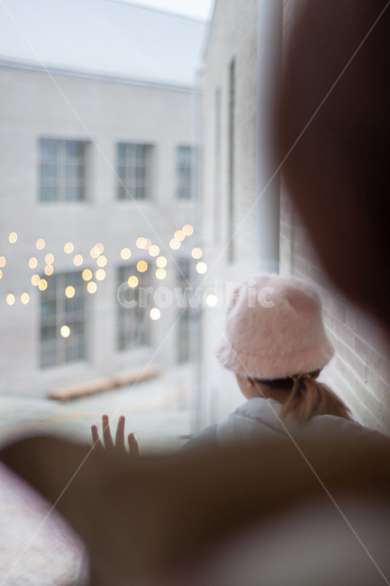 크리스마스,딸,휴식,소녀,모자,girl,daughter,christmas,decoration,2,창밖,창,휴일,pink,hat,kid,children,female,deco,light,겨울,계절,winter,season,사람,인물,인간,human,person,어린이,어린아이,child,children,kid