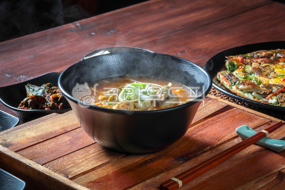 Oysters,oyster dishes,raw oysters,Tongyeong raw oysters,Tongyeong oysters,Yeosu oysters,Yeosu raw oysters,ramen,oyster ramen,Tongyeong oyster dishes,Yeosu oyster dishes,spicy ramen,delicacy,food,Korean ramen,ramen dishes,hangover,hangover