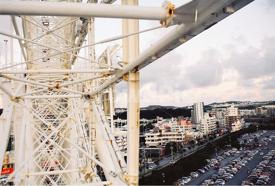 Pilka,ferris wheel,japan,cloudy day,film camera