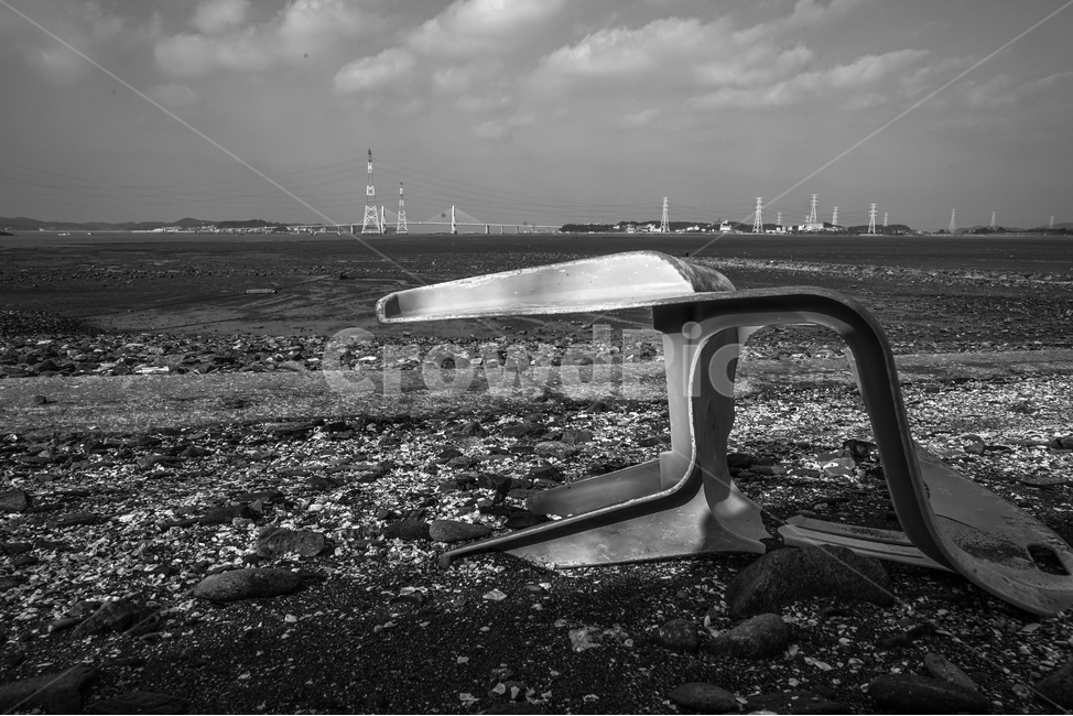 바다,폐기물,쓰레기,오염,환경,하늘,구름,자연,풍경,nature,landscape,해변,바다,beach,sea,흑백,모노톤,monochrome,black and white,사물,물건,오브젝트,thing,object,matter,ground,바닥