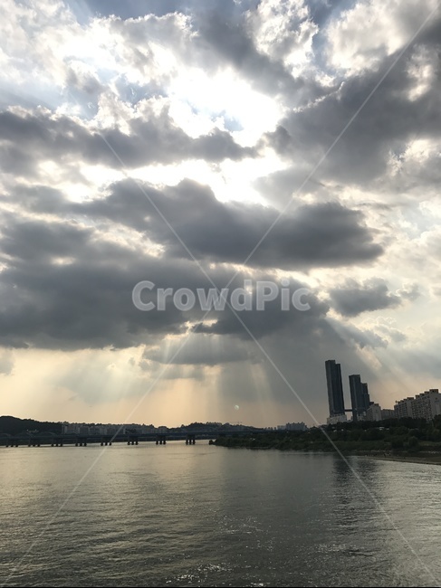 구름,빛내림,하늘,오후,한강,노을,감성,흐린날,풍경,도시,풍경,city,landscape,한국도시풍경,한국도시경관,korea cityscape,nature,자연,weather,날씨,outdoors,옥외,cumulus,적운,cloud,sky