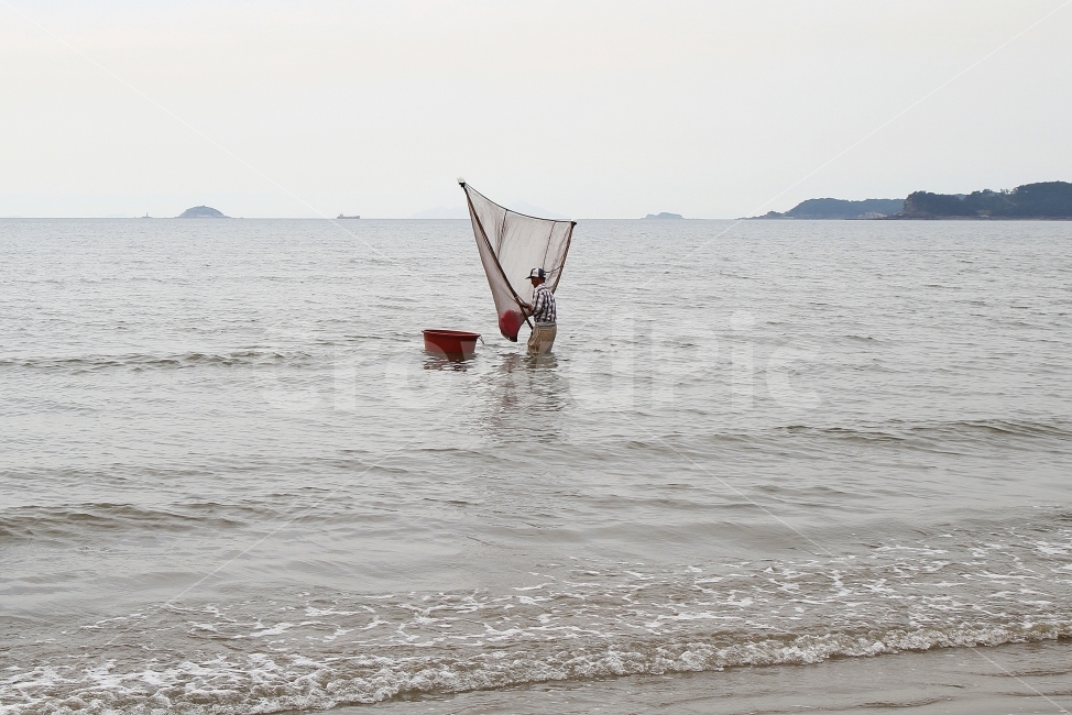 바다사진,그물사진,고기잡이,백사장,해변,자연,해변,바다,beach,sea,사람,인물,인간,human,person,산업,industry,industrial,어업,fishery,fishing industry