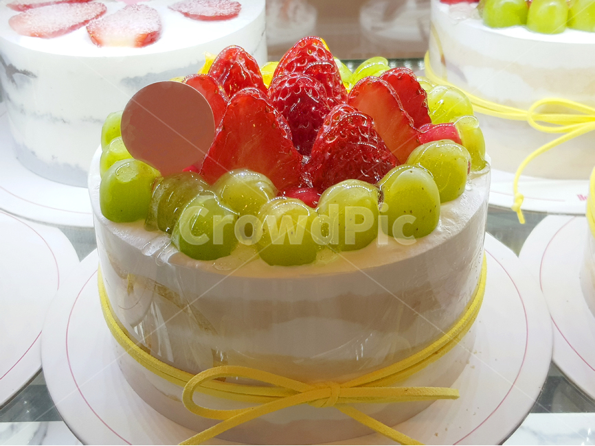 케이크,생일,축하,생크림,과일,빵집,베이커리,음식,디저트,달콤한,굽다,파티,수제,만들다,딸기,포토,맛있는,리본,선물,기념일,축하,anniversary,congratulation,celebrate,celebration,음식,식재료,요리,food,cook,meal,dishes,food reserves,빵,bread