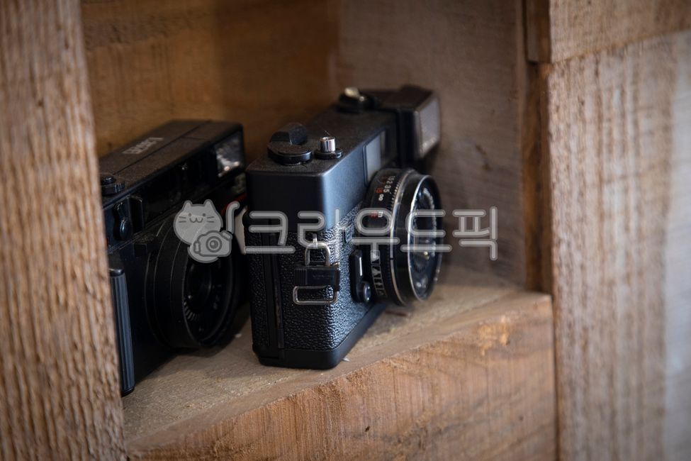 iris,shutter,caliber,old,lens,inside,shelf,button,Black color,wood grain,vintage,wood,camera,dust,flashlight,film camera,object