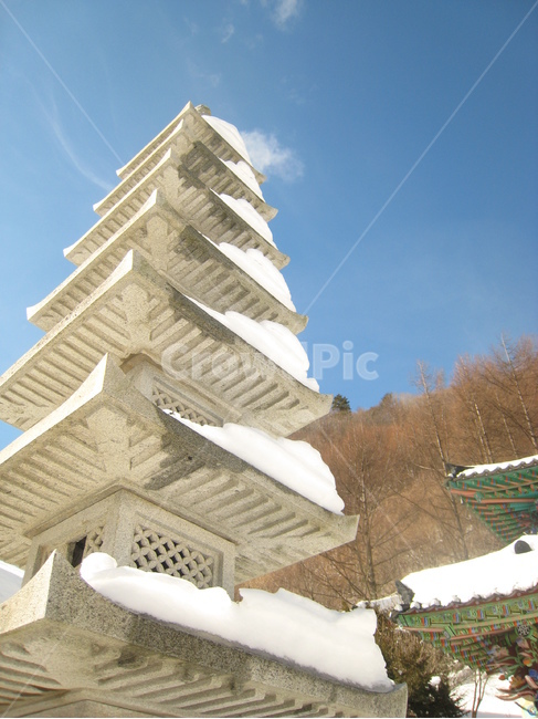 탑,눈,돌탑,하늘,겨울,pagoda,snow,stonepagoda,sky,blue,white,winter,파란하늘,겨울,계절,winter,season,한국전통,한국문화,korean traditional,korean culture,조각상,동상,석상,조형물,statue,bronze statue,stone statue