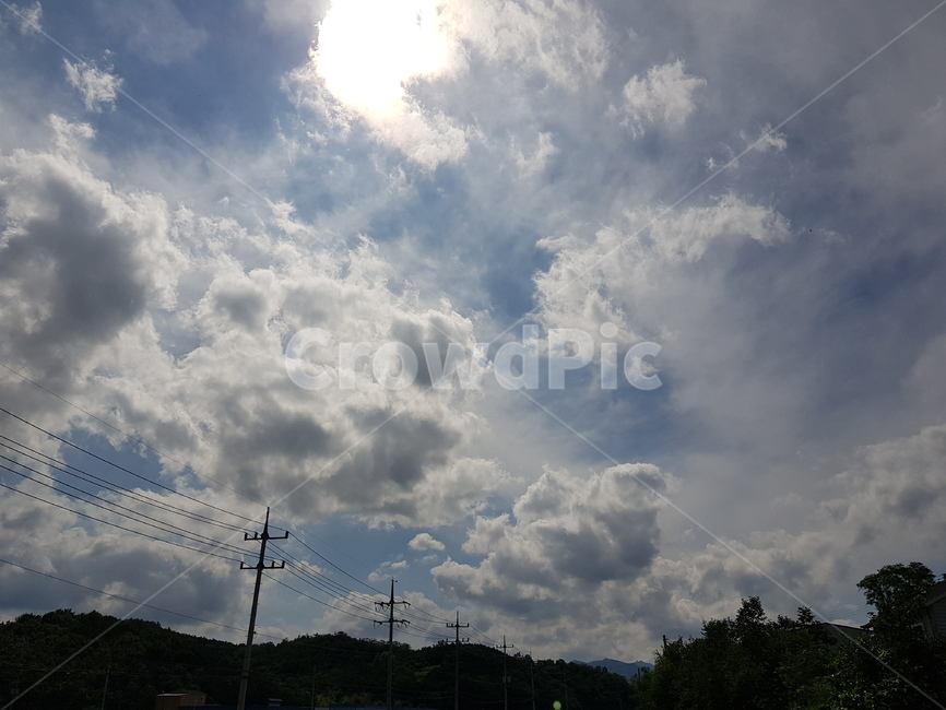 구름,파란하늘,하늘,뭉게구름,전봇대,전기줄,전신주,sky,cloud,하얀구름,흰구름,푸른하늘,bluesky,맑은하늘