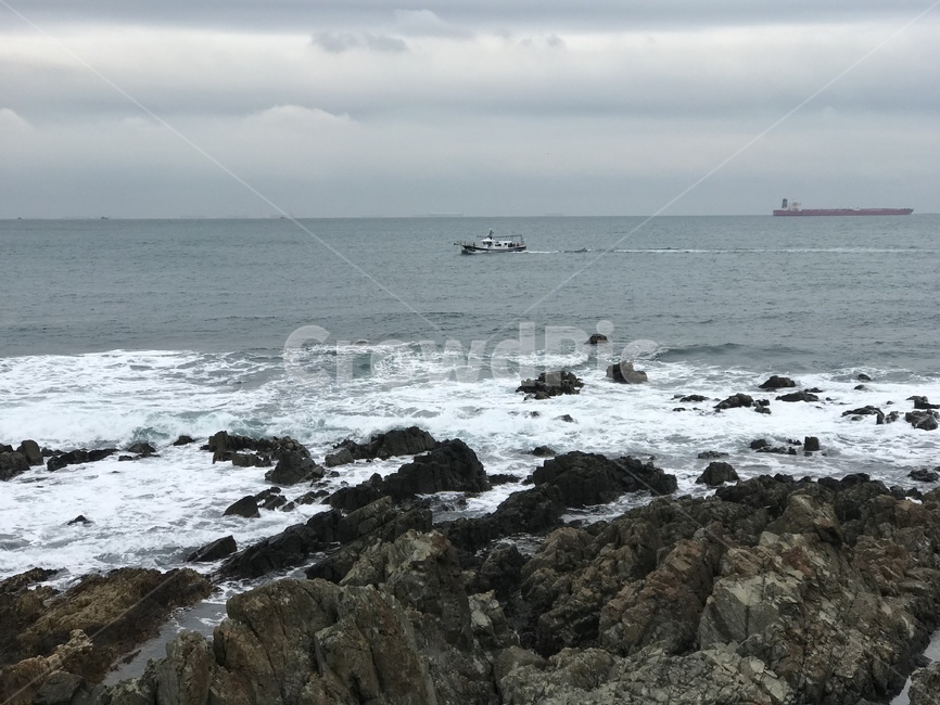 해안,배경,바탕,뒷배경,배경이미지,바닷가,어항,바다,파도,수평선,배,어선