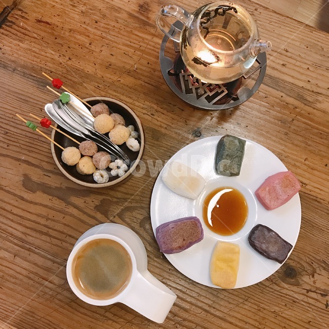 음식,food,dish,카페,cafe,디저트,dessert,커피,coffee,분위기,plating,feeling,후식,힐링,saucer,받침접시,pottery,도기류,전통음료,차,tea,한국다과,떡,오색떡,관광,전통음식,한식,경주