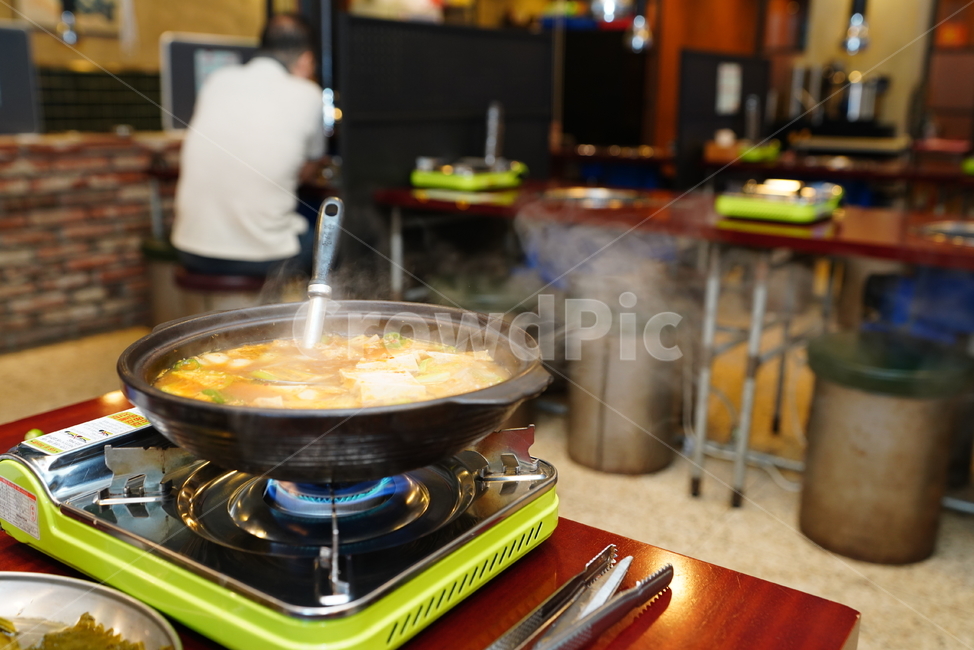 한식,찌개,된장,냄비,버너,음식,국물,요리,meal,식사,인간,person,사람,음식,식재료,요리,food,cook,meal,dishes,food reserves