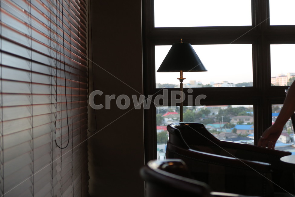 창문,조명,블라인드,의자,창문밖,아늑한,실내,인테리어,실내디자인,interior design