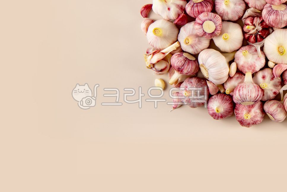 studio,healthy diet,Perpendicular,Nukki,Airline,concept,aerial view,skin,fresh garlic,still life,white background,green garlic,crops,vegetable,inside,harvesting,whole garlic,Production,Food Ingredients,ingredients,diet,Many,six sides,organic,group,garlic,
