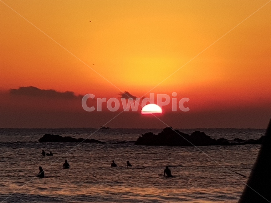 일출,바다,바위,서퍼,해,자연,풍경,nature,landscape,실루엣,그림자,silhouette,shadow,outdoors,옥외,dusk,황혼,sunset,일몰,sky,하늘,dawn,새벽,red sky,붉은 하늘,sunlight,햇빛