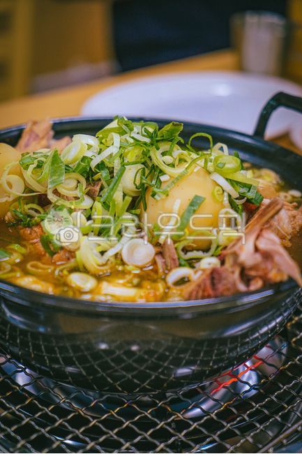 Pork dishes,Haejangguk,Korean cuisine,Bone Haejangguk,Korean,Bone Gamjatang,bowl,food,health food,meal,Gamjatang,Special potato stew,dish,Korean food,earthen pot,ingredients,1person soup,Gukbap