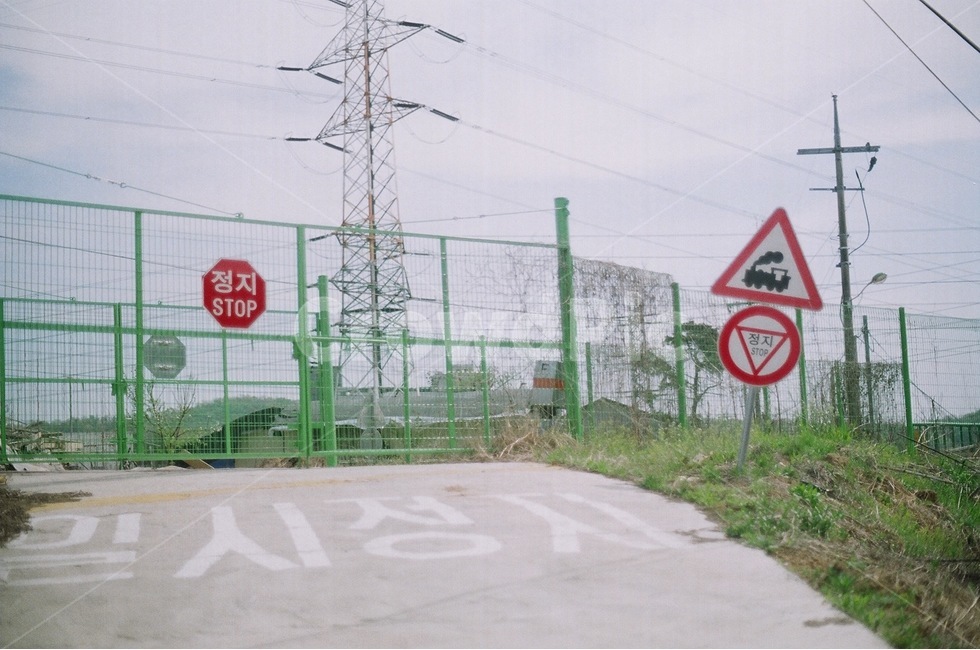 일시정지,기차,기찻길,울타리,정지,안내판,전봇대,감성,sensible,feeling,교통,교통수단,traffic,transportation