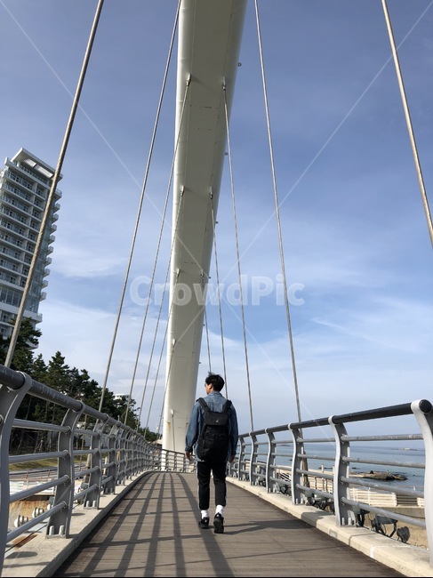 여행,하늘,다리,남자,인물,뒷모습,사람,컨셉,일상
