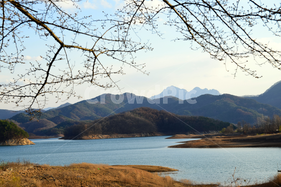 저수지,저수지풍경,물,산,좌대,먼산,저수지뷰,청풍호,낚시좌대,mountains,reservoir,water