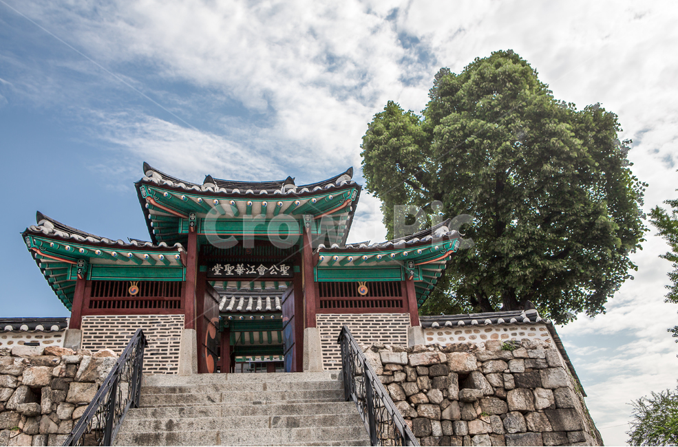 architecture,건축물,building,예배,역사,문화,유물,유적,문화유산,문화재,강화성당,성당,한옥,건축,건물,유산,종교,천주교,한옥성당,강화도,강화,한옥양식,성지,전통한옥,고건물,고건축,기독교,배경,풍경,백그라운드,지붕,기와,기와장,처마,돌,벽돌,계단,문,푸른하늘,하늘,구름,흰구름,보리수,보리수나무,나무,단청,한국전통,한국문화,korean traditional,korean culture,건축물,건물외관,exterior,building,structure,architecture,construction