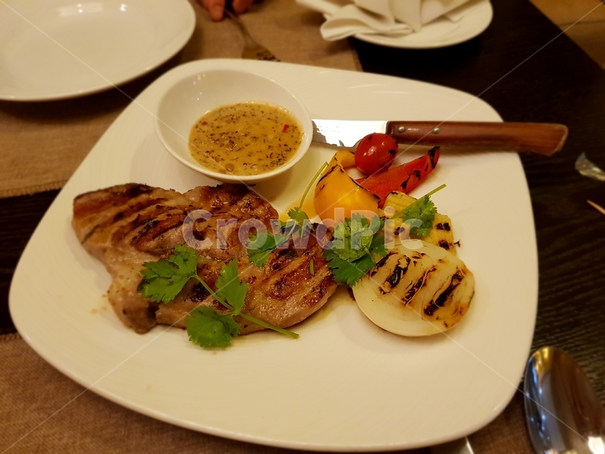 목살스테이크,스테이크,음식,고기,플레이팅,음식,식재료,요리,food,cook,meal,dishes,food reserves,양식,서양음식,서양요리,western food,western dishes,western meal,western cook