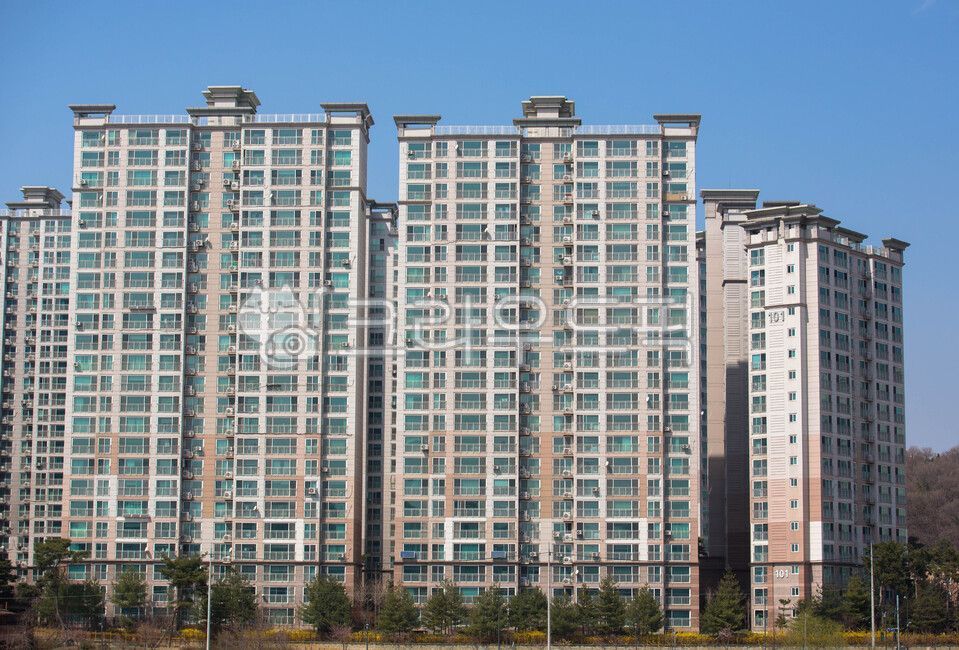 sky,Building exterior,real estate,dwelling,construct,house,residential building,building,apartment complex,collective housing,window,high rise building,high rise,apartment