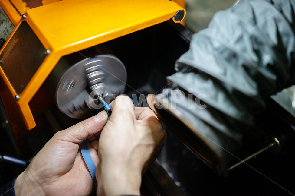 person,사람,human,인간,손,작업,작업자,hand,grinding,polishing,polish,광내기,연마,미가끼,미가키,광,사포,sandpaper,공장,제조,제조업,기술자,operator,manufacturing,engineer,엔지니어,산업,industry,industrial