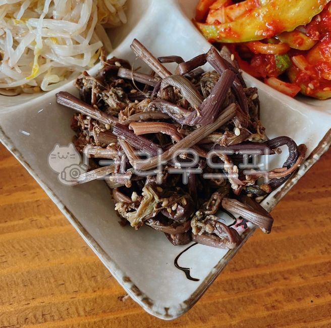 고사리볶음,고사리,고사리나물볶음,제사음식,차례음식,제사,차례,볶음,음식,식사,숙주나물,나물볶음,숙주나물무침,나물무침,나물,오징어무침,오징어양념,오징어,참깨,깨,양념,food,sesame,meal