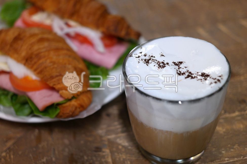 크루아상,크루와상,샌드위치,크루아상샌드위치,빵,페스츄리,크로아상,디저트,식사,아인슈페너,커피,라떼,카페,테이블,유리컵,컵,거품,휘핑,크림,비엔나커피,달콤한,맛있는,마시다,음료,휴식,여유,einspener,coffee,latte,cafe,table,glass,cup,foam,whipped,cream,viennacoffee,sweet,delicious,drink,beverage,relaxation,요리,음식,햄,치즈,토마토,간식,아침,점심,제과점,sandwich,bread,pastry,croissant,dessert,meal,cooking,food,ham,cheese,tomato,snack,breakfast,lunch,bakery