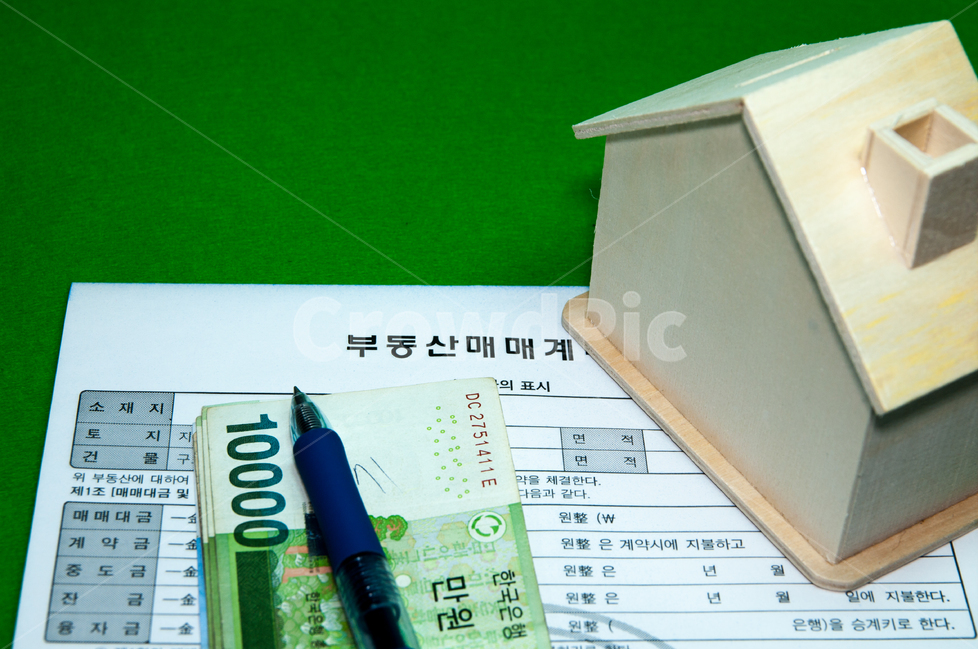 계약서,계약,서류,부동산,주택,매매,전세,임대,저축,부금,대출,하우스,푸어,차익,프리미엄,상환,작성,설정,한국돈,현금,지폐,모형주택,금융,돈,finance,banking,money,비즈니스,사업,business,service,work,연출,컨셉,콘셉,direction,concept