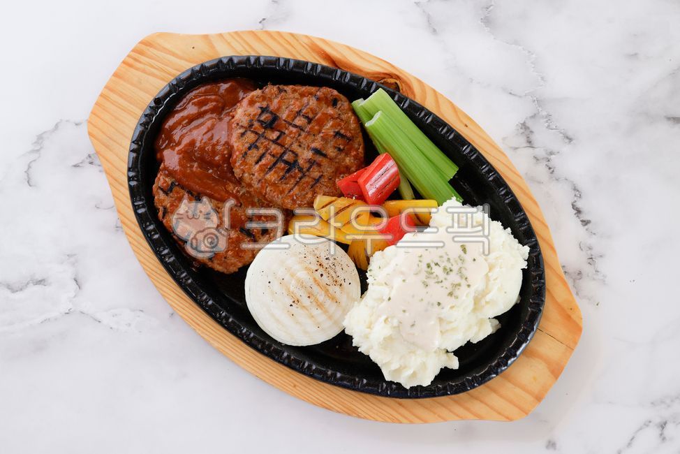 함박스테이크,감자,양파,피망,감자샐러드,스테이크,음식,요리,식재료,맛있는,식사,한국음식,food,cook,meal,delicious,접시,그릇,plate,bowl