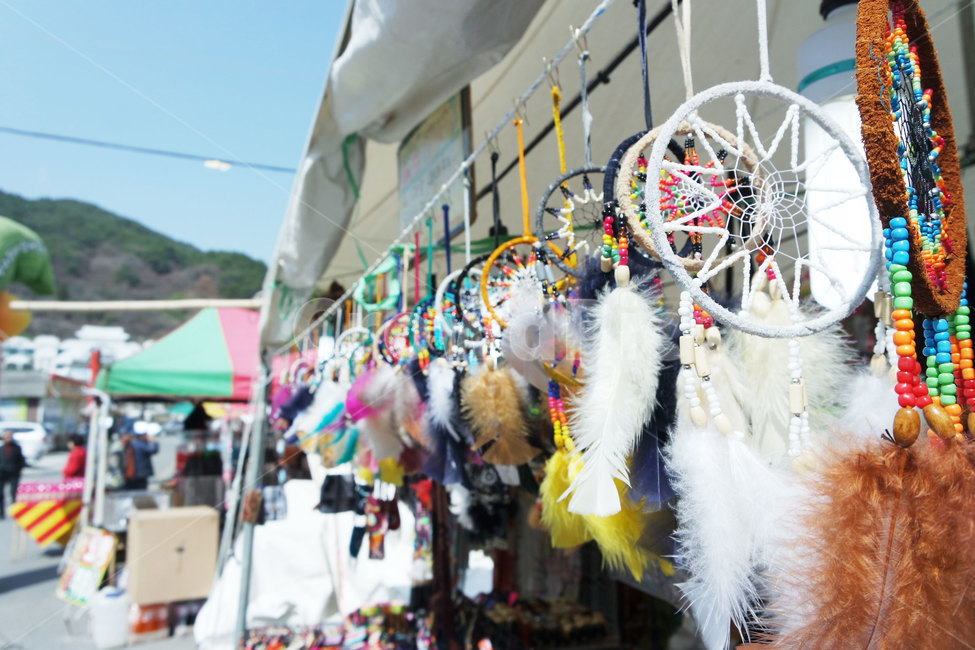 드림캐쳐,바람,살랑살랑,알록달록,봄,봄바람,시장풍경,시장,마트,마켓,market,mart,market place,사물,물건,오브젝트,thing,object,matter