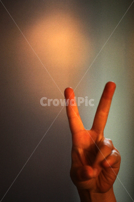 브이,손가락,아이들,finger,어둠,붊음,신체일부,몸,body,손,제스처,표시,손짓,표현,gesture,hand,sign,expression,감정표현,기분,feeling,emotion
