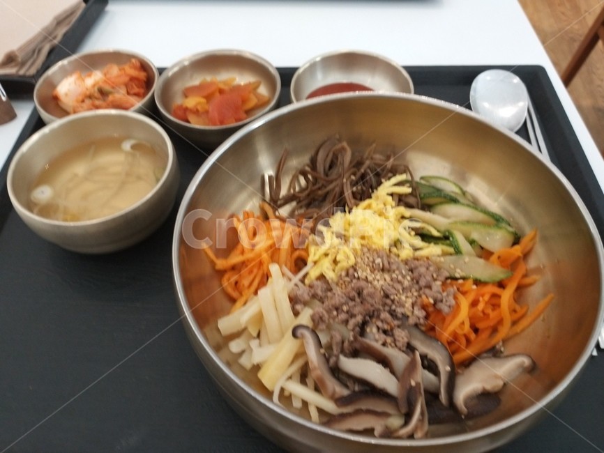 한국,음식,food,비빔밥,한국전통,채소,버섯,당근,고기,국,숟가락,계란,한식,한국음식,한국요리,korean food,korean dishes,korean meal,korean cook