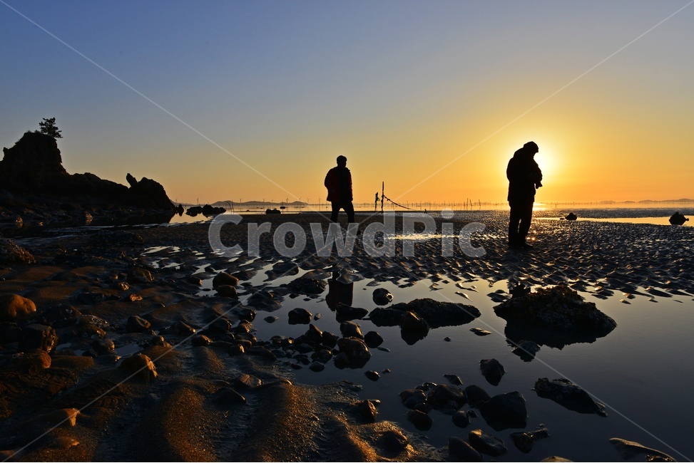 person,사람,human,인간,promontory,곶,light,빛,flare,플레어,outdoors,옥외,sunlight,햇빛,nature,자연,dusk,황혼,sky,하늘,sunset,일몰,redsky,붉은하늘,영광,백수,백수해안,백수해안일몰,모래톱,거북이바위